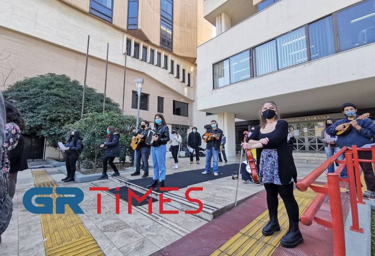 Μουσική διαμαρτυρία φοιτητών για να ανοίξουν τα πανεπιστήμια