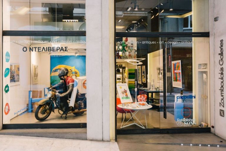 Ο «Ντελιβεράς» έγινε εγκατάσταση σε βιτρίνα αθηναϊκής γκαλερί