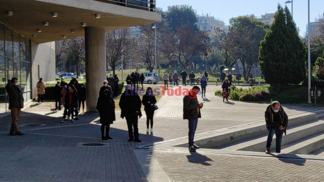 Θεσσαλονίκη : Ουρά χιλιομέτρου από πολίτες για δωρεάν rapid test [εικόνες]