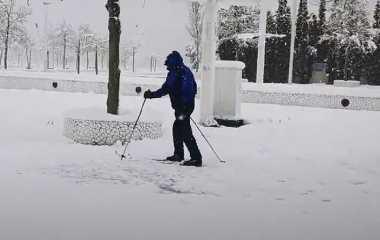 Μήδεια : Πήρε χιονοπέδιλα και μπατόν και πήγε για σκι στο… Μαρούσι