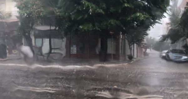 Αλεξανδρούπολη: Εγκλωβισμένοι λόγω ισχυρής βροχής μαθητές και εκπαιδευτικοί στο δημοτικό σχολείο Απαλού