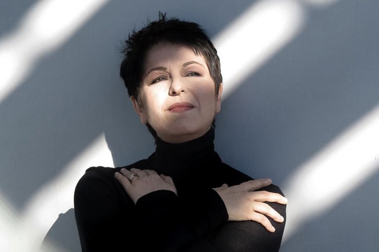 Σόνια Θεοδωρίδου : «Η ελληνική γλώσσα με έκανε να τραγουδώ με τον τρόπο που τραγουδάω σήμερα»