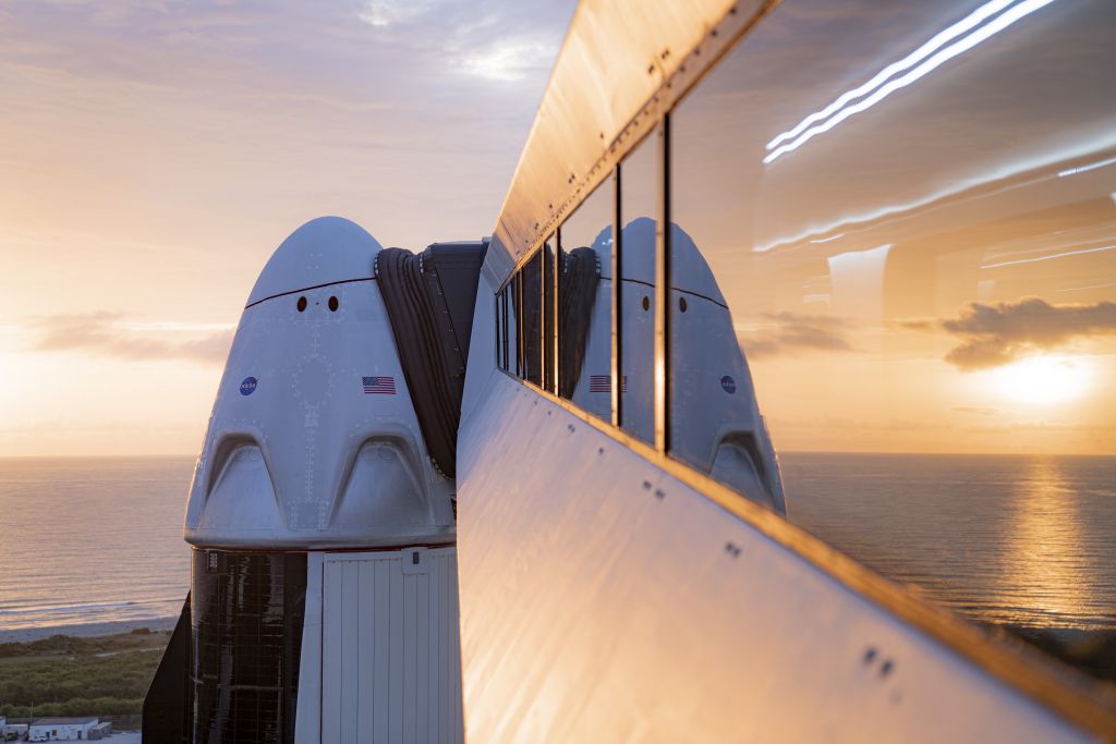 H SpaceX προαναγγέλλει την πρώτη τουριστική πτήση της στο Διάστημα