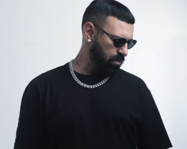 Υποχθόνιος : Απειλές του ράπερ κατά του Νίκου Ρωμανού – «Θες να φας στη μάπα καμία χρυσή από glock;»