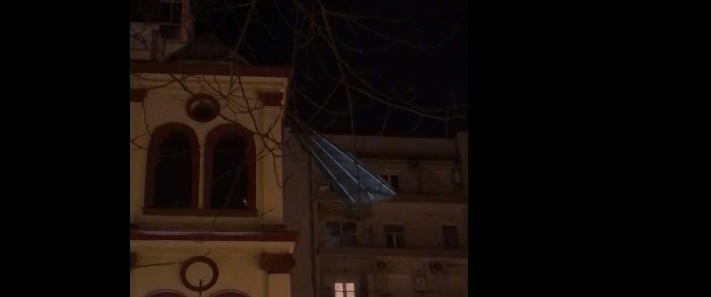 Θεσσαλονίκη: Στέγη καρφώθηκε σε εκκλησία στο κέντρο της πόλης
