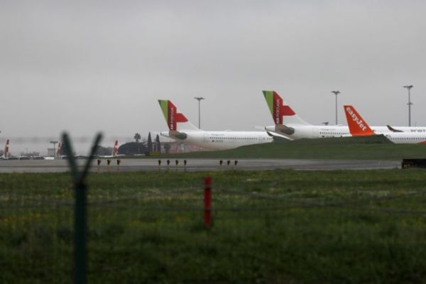 Κοροναϊός : Μετά από ένα «καταστροφικό» 2020, οι αερομεταφορές στο έλεος των παραλλαγών του ιού