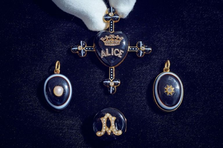 Στο σφυρί τα κοσμήματα πένθους της βασίλισσας Βικτωρίας