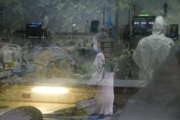 Κοροναϊός : Αυξάνεται η πίεση στις ΜΕΘ, γονατίζει το ΕΣΥ  – Στήνονται νέα αναχώματα με παράταση lockdown και διπλές μάσκες