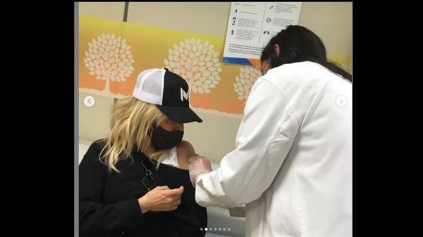 Η Άννα Βίσση έκανε την πρώτη δόση του εμβολίου και το διασκέδασε