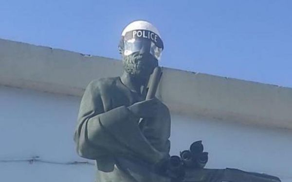 Πανεπιστημιακή Αστυνομία : Φοιτητές «έντυσαν» τον Αριστοτέλη αστυνομικό, αντιδρώντας στο νόμο