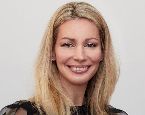 Άριελ Κωνσταντινίδη: «Στα 9 μου βοηθός σκηνοθέτη με άρπαξε και με φίλησε»