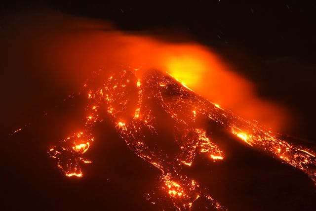 «Ξύπνησε» η Αίτνα: Εικόνες που κόβουν την ανάσα από την έκρηξη του ηφαιστείου