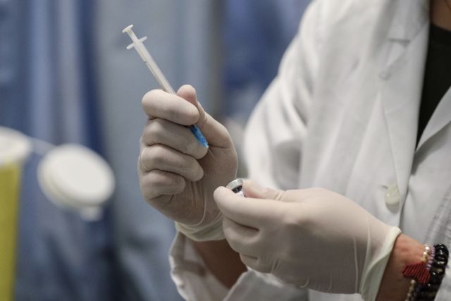 Νοσηλεύτρια στην Κέρκυρα παρέλυσε στα κάτω άκρα μετά τη δεύτερη δόση του εμβολίου