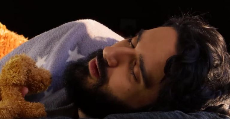 Διονύσης Ατζαράκης : Ξεκαρδιστικό βίντεο για τον ένα χρόνο κοροναϊό στην Ελλάδα