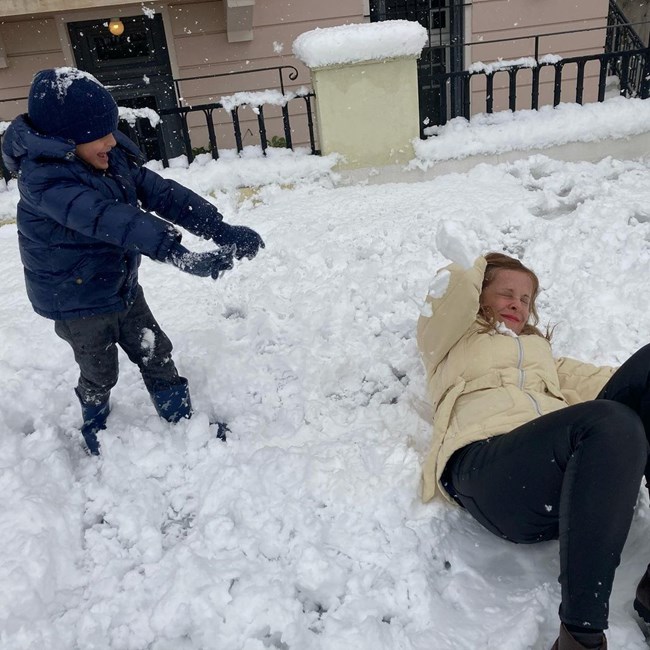 Ξαρχάκος-Σαΐα: Χιονοπόλεμος με τα δίδυμα στην ταράτσα του σπιτιού τους