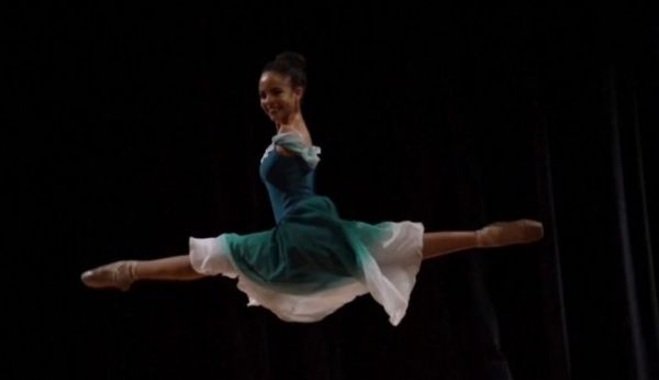 Δεν έχει χέρια, αλλά είναι μια υπέροχη μπαλαρίνα