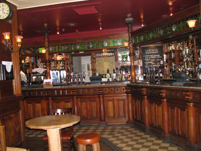 Βρετανία : Ανοίγουν ως το Πάσχα παμπ και εστιατόρια, τελειώνει το σκληρό lockdown