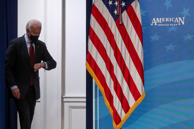 ΗΠΑ : Μεσίστιες οι σημαίες για τους 500.000 νεκρούς της πανδημίας