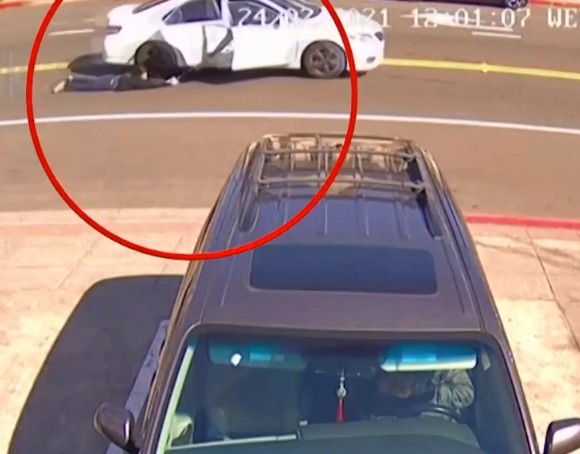 Βίντεο που κόβει την ανάσα: Την έκλεψαν και την… έσυραν με το αυτοκίνητo για 100 μέτρα