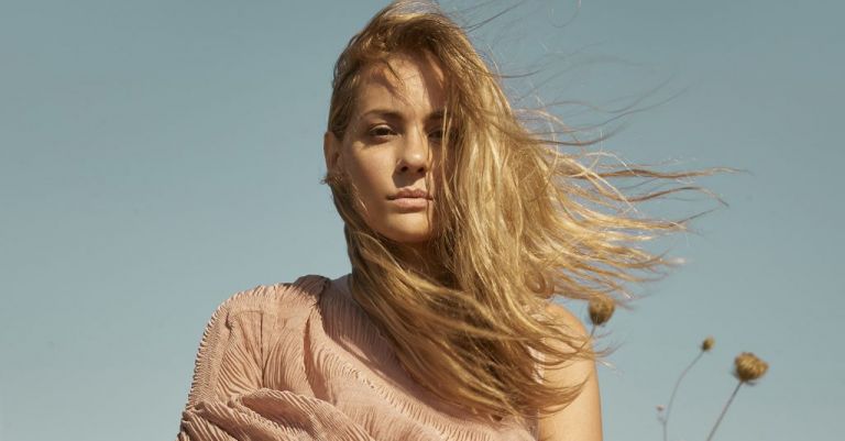 Η Νατάσσα Μποφίλιου μιλάει στο in.gr για την online παρουσίαση της «Εποχής του θερισμού»