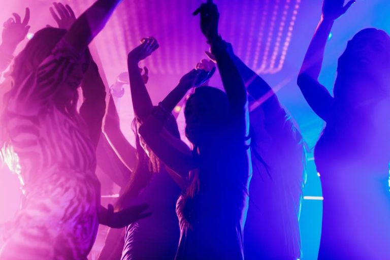 Θεσσαλονίκη : Αψήφησαν τα μέτρα και έκαναν κορονο – πάρτι και αρραβώνα