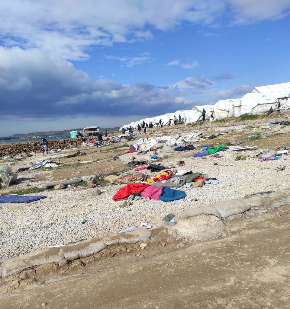 Σε σκηνές ή έξω στον δρόμο αντιμετωπίζουν οι πρόσφυγες την παγωνιά