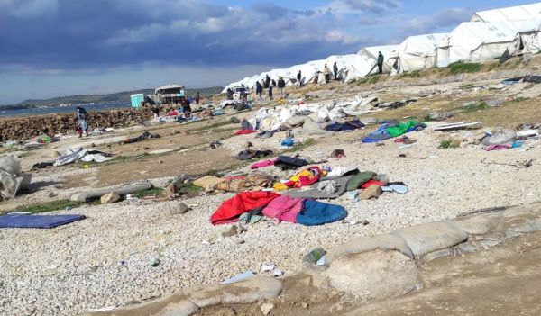 Σε σκηνές ή έξω στον δρόμο αντιμετωπίζουν οι πρόσφυγες την παγωνιά