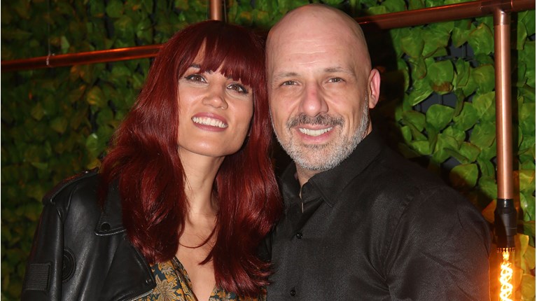 Εμετικό πρωτοσέλιδο με πεζοδρομιακές εκφράσεις κατά του Νίκου Μουτσινά