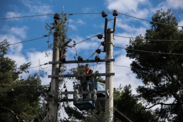 Συνεχίζονται οι εργασίες του ΔΕΔΔΗΕ για την αποκατάσταση των ζημιών από τις πυρκαγιές