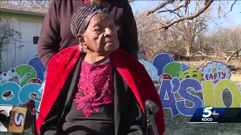 Γενέθλια παρέλαση προς τιμήν μιας εκατονταετούς γιαγιάς που νίκησε τον κοροναϊό