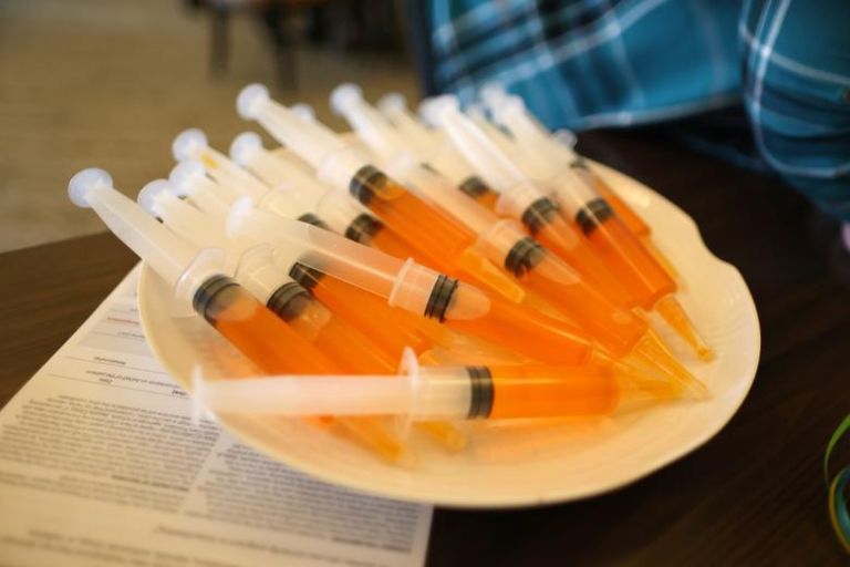 Εμβολιασμός : Γιατί η Ευρώπη καθυστερεί δραματικά