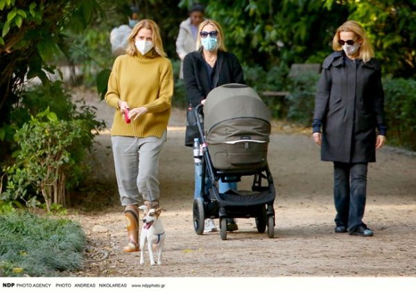 Η Τζένη Μπαλατσινού βολτάρει φορώντας τις απόλυτες γαλότσες