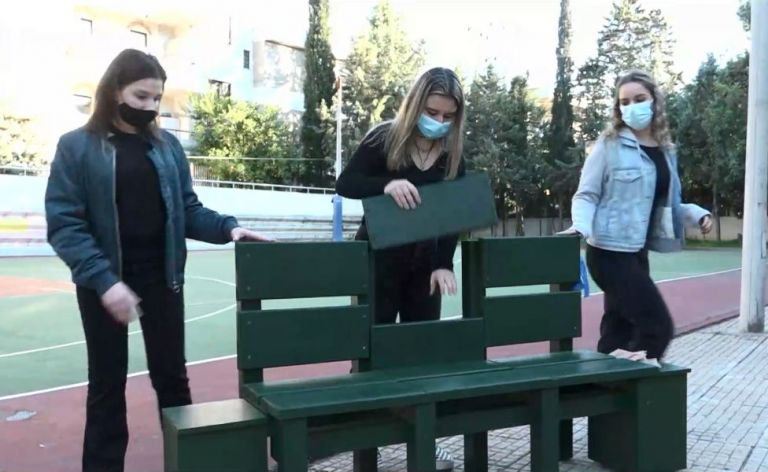 Μαθητές λυκείου κατασκεύασαν οικολογικό παγκάκι από ανακυκλώσιμα υλικά