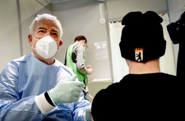 Μόσιαλος : Μπορεί ο εμβολιασμός να εμποδίσει τη μετάδοση του κοροναϊού;