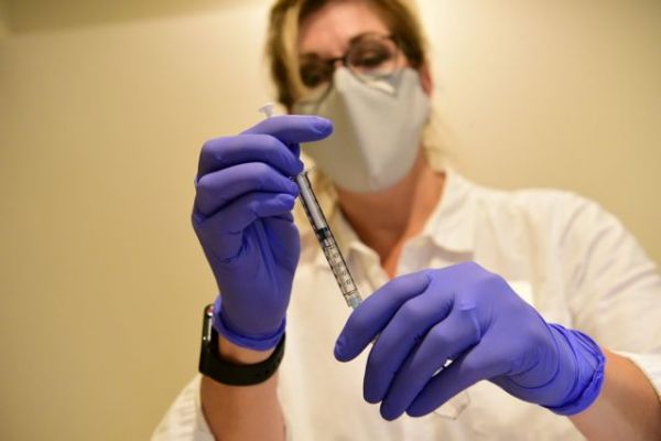 Μόσιαλος : Το εμβόλιο κατά του κοροναϊού δεν μας δίνει τον ιό