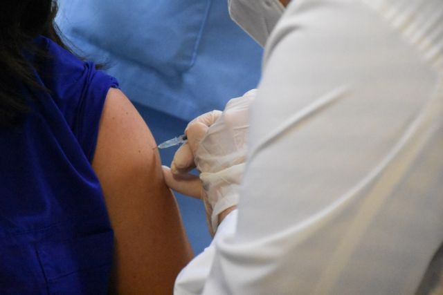 Θεμιστοκλέους: Αν χρειαστεί θα προστεθούν νέα εμβολιαστικά κέντρα