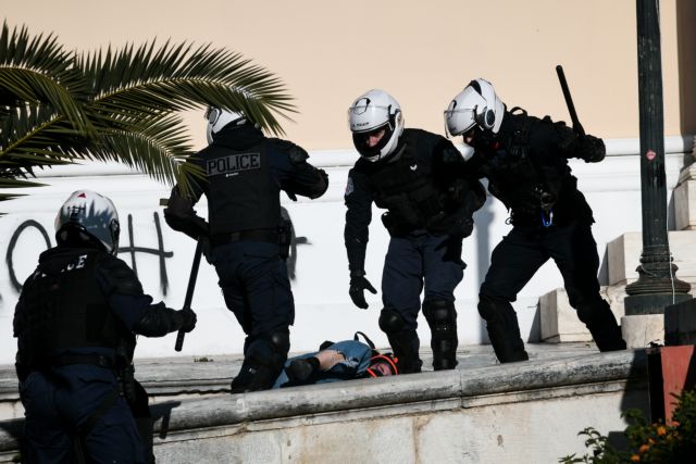 ΜέΡΑ25 : Η αστυνομία προπηλάκισε στα όρια του ξυλοδαρμού τη Σοφία Σακοράφα