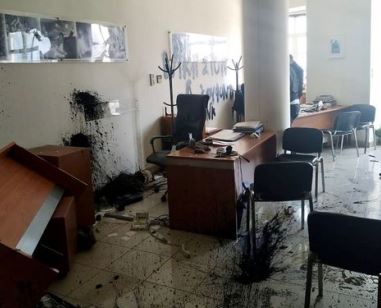 Επίθεση στο γραφείο του Αυγενάκη από υποστηρικτές του Κουφοντίνα [εικόνες]