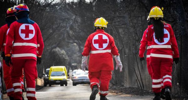 Ερυθρός Σταυρός: Ξεκινά σήμερα η μεταφορά ευάλωτων ανθρώπων στα εμβολιαστικά κέντρα της Αττικής