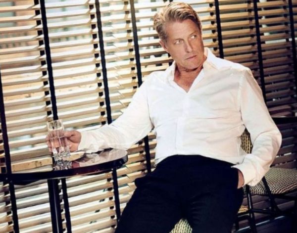 Χιου Γκραντ: «Αναγκάζω τα παιδιά μου να παρακολουθούν τις ταινίες μου κάθε βράδυ»