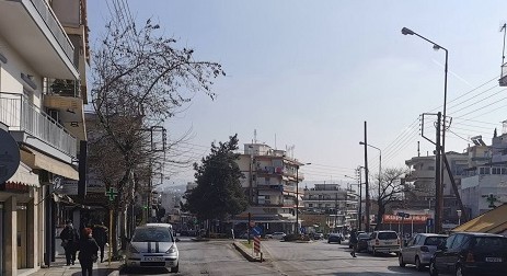 Τα… παράλογα του lockdown: Ψώνια στη μια πλευρά του δρόμου, λουκέτα στην απέναντι