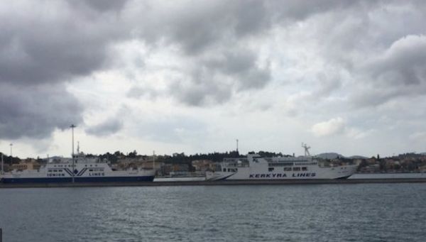 Δεμένα τα πλοία ανοιχτού τύπου στα λιμάνια Κέρκυρας και Ηγουμενίτσας εξαιτίας ισχυρών ανέμων