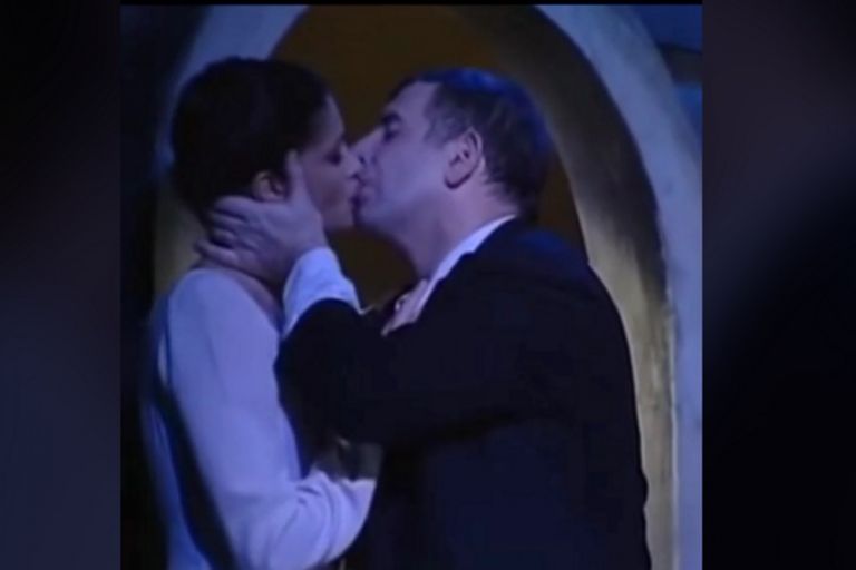 Πέτρος Φιλιππίδης : Τα… φιλιά της Αννας Μαρίας Παπαχαραλάμπους με τον γνωστό ηθοποιό επί σκηνής