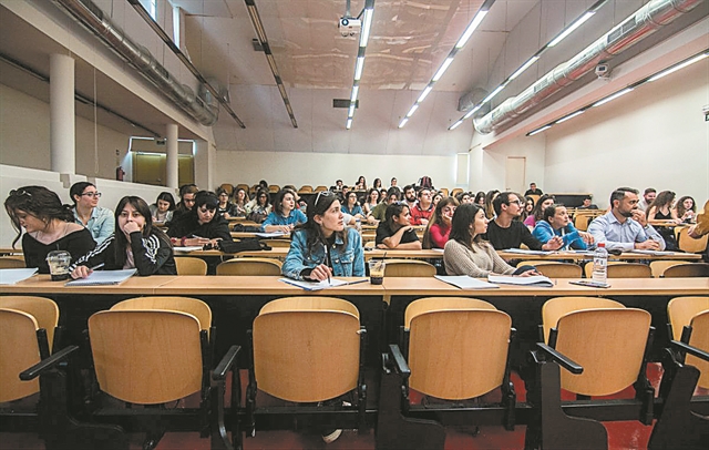 ΣΥΡΙΖΑ: Πως η ελάχιστη βάση εισαγωγής στα ΑΕΙ οδηγεί σε 23% μείωση των εισακτέων