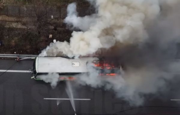 Λεωφορείο του ΚΤΕΛ Θεσσαλονίκης τυλίχτηκε στις φλόγες – Επέβαιναν 48 άτομα [βίντεο]