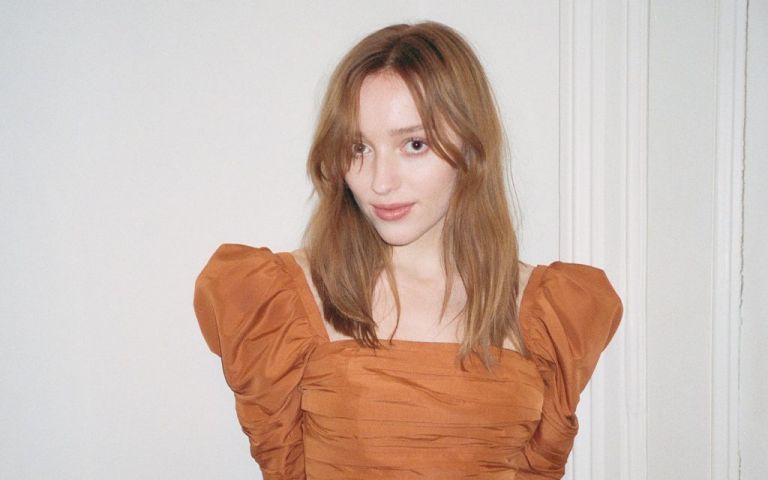 Η πρωταγωνίστρια του Bridgerton ποζάρει για καμπάνια μόδας