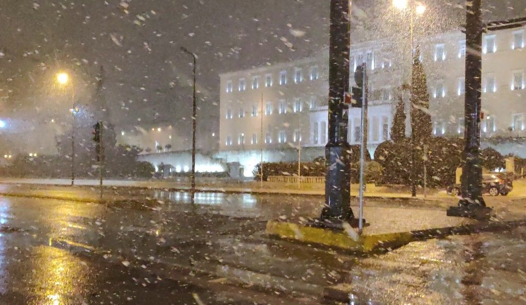 Η Αθήνα… θα δει άσπρη μέρα: Χιονίζει στο Σύνταγμα, το έχει «στρώσει» σε πολλές περιοχές