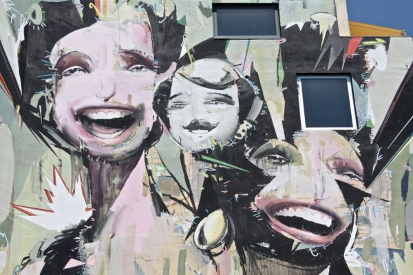 Ας σιωπήσουν λίγο οι «τηλεαστέρες» ειδικοί της πανδημίας. Εχουν τρελάνει τον κόσμο