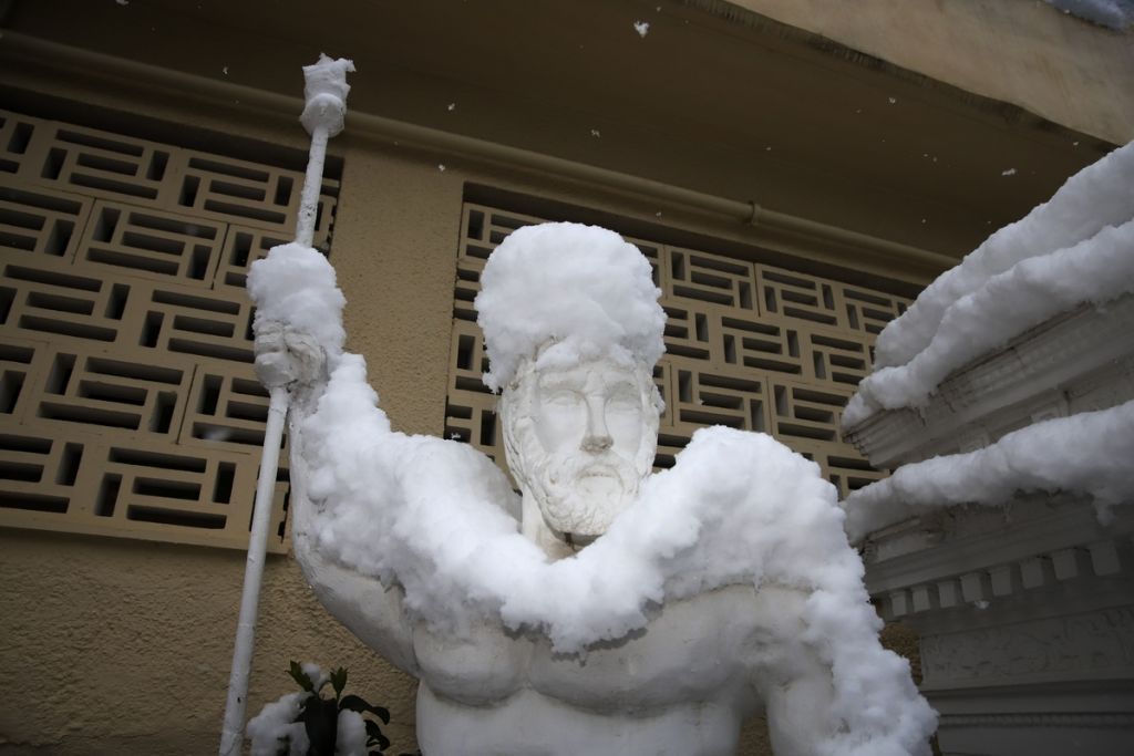 Η κυβέρνηση αντιμέτωπη με πολλαπλά προβλήματα