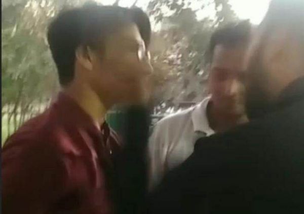 Φύλακας ζωολογικού κήπου χαστουκίζει ανήλικο – Βίντεο